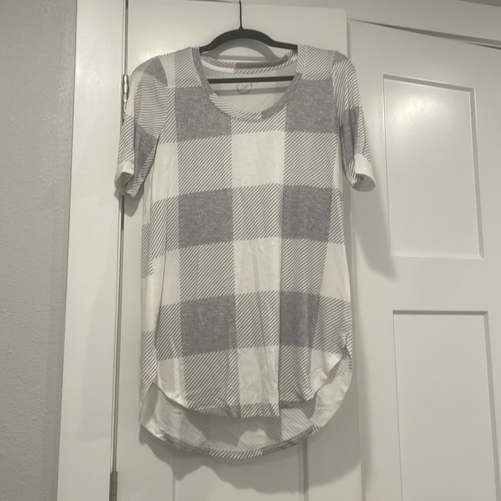 Women’s long t-shirt.